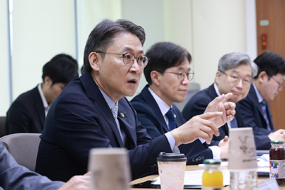 권대영 금융위원회 부위원장이 22일 정부서울청사에서 열린 '고성능 AI 관련 금융권 보안 위협 대응 간담회'에서 발언하고 있다. [사진=금융위원회]