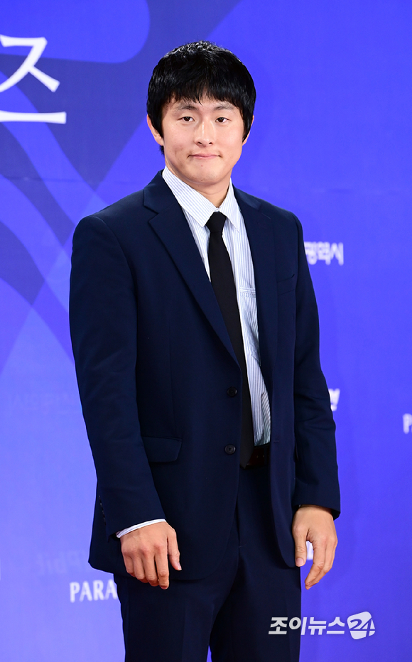방송인 기안84가 18일 오후 인천광역시 파라다이스 시티에서 열린 제4회 청룡시리즈어워즈 레드카펫 행사에 참석하고 있다. [사진=정소희 기자]