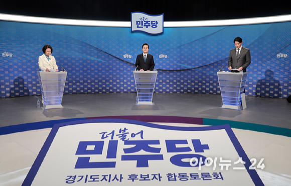 더불어민주당 추미애 경기도지사 경선후보가 1일 서울 양천구 SBS 목동 스튜디오에서 열린 더불어민주당 경기도지사 후보자 2차 TV 합동토론회에 참석해 토론을 준비하고 있다. [사진=국회사진기자단]