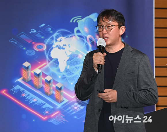 클라우드 기술 혁신의 현재와 미래를 점검하는 '대한민국 클라우드/SaaS 포럼 2025'(KCSF 2025)이 30일 서울 여의도 FKI타워 그랜드 볼룸에서 열렸다. 김기완 AWS코리아 솔루션즈 아키텍트 총괄이 'AWS "에이전틱 AI로 여는 차세대 디지털 혁신"'을 주제로 강연하고 있다. [사진=곽영래 기자]