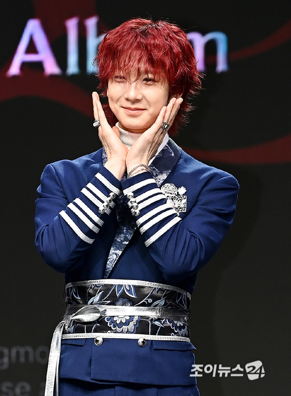 그룹 앰퍼샌드원(AMPERS&ONE) 카이렐이 8일 서울 용산구 노들섬 라이브하우스에서 열린 미니 4집 '데피니션'(DEFINITION) 발매 기념 쇼케이스에서 포토타임을 갖고 있다. [사진=곽영래 기자]