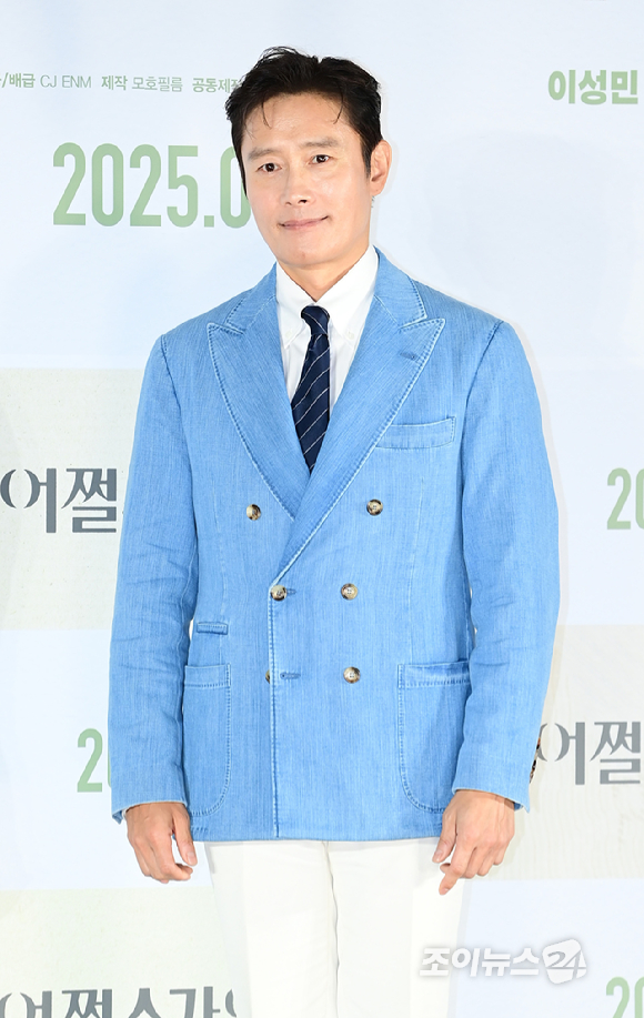 배우 이병헌이 19일 오전 서울 용산구 CGV아이파크몰점에서 열린 영화 '어쩔수가없다'(감독 박찬욱) 제작보고회에 참석하고 있다. [사진=정소희 기자]