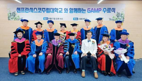 샌프란시스코 주립대와 함께 하는 GAMP 수료식 참석자들이 기념사진을촬영하고 있다. [사진=한국경영자협회]