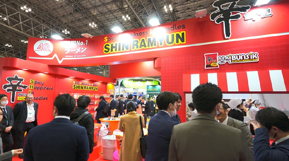 '슈퍼마켓 트레이드 쇼(SMTS) 2026'에 마련된 농심 부스에 관람객들이 모여 있다. [사진=농심]