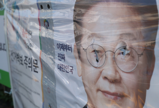 이재명 더불어민주당 대선 후보의 벽보에서 눈 부위가 훼손돼 있다. [사진=연합뉴스]
