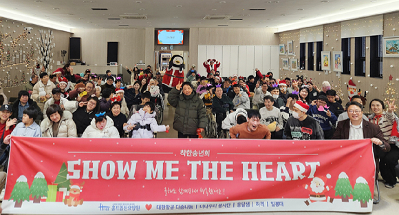 지역사회를 위한 자선공연에 나선 대한항공 사내 합창단 'KE Choir' 임직원들이 합창 공연을 하고있는 모습. [사진=대한항공]