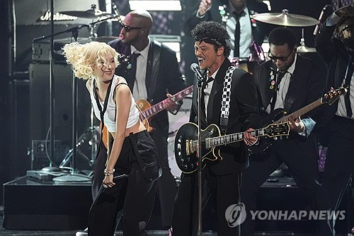 블랙핑크 로제, 팝스타 브루노 마스가 1일(현지시간) 미국 로스앤젤레스에서 열린 '제68회 그래미 어워즈'에서 퍼포먼스를 펼치고 있다. [사진=연합뉴스]