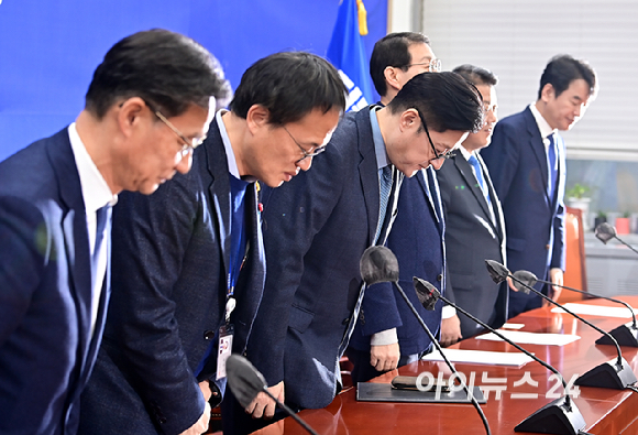 홍익표 더불어민주당 원내대표와 의원들이  2일 오전 서울 여의도 국회에서 열린 원내대책회의에서 새해 인사를 하고 있다. [사진=곽영래 기자]