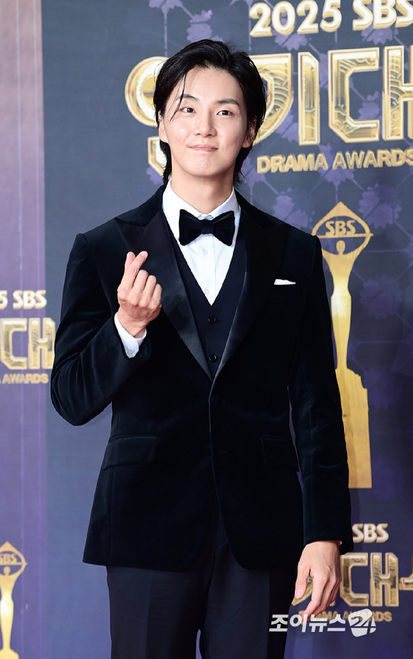 '모범택시3' 배우 윤시윤이 31일 오후 서울 마포구 상암동 SBS 프리즘타워에서 열린&nbsp;2025 SBS 연기대상&nbsp;레드카펫 행사에 참석하고 있다. [사진=정소희 기자]