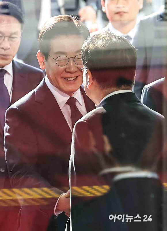 이재명 대통령이 4일 오전 서울 여의도 국회에서 열린 2026년도 예산안 및 기금운용계획안 대통령 시정연설에 참석하며 우원식 국회의장과 인사하고 있다. [사진=국회사진기자단]