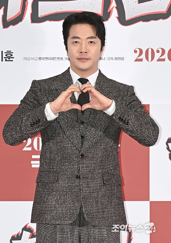 배우 권상우가 8일 오후 서울 송파구 신천동&nbsp;롯데시네마 월드타워점에서 열린 영화 '하트맨' 시사회에서 포토타임을 갖고 있다. [사진=곽영래 기자]