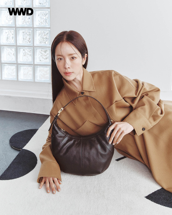 배우 한지민이 화보 촬영에서 포즈를 취하고 있다. [사진=WWD 코리아]
