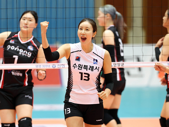 2023-24시즌까지 V리그 흥국생명에서 뛰다 실업리그 수원특례시로 이동한 베테랑 미들 블로커 김나희가 지난 7월 열린 실업연맹전 포항시체육회전에서 블로킹에 성공한 뒤 환호하고 있다. [사진=발리볼코리아닷컴]