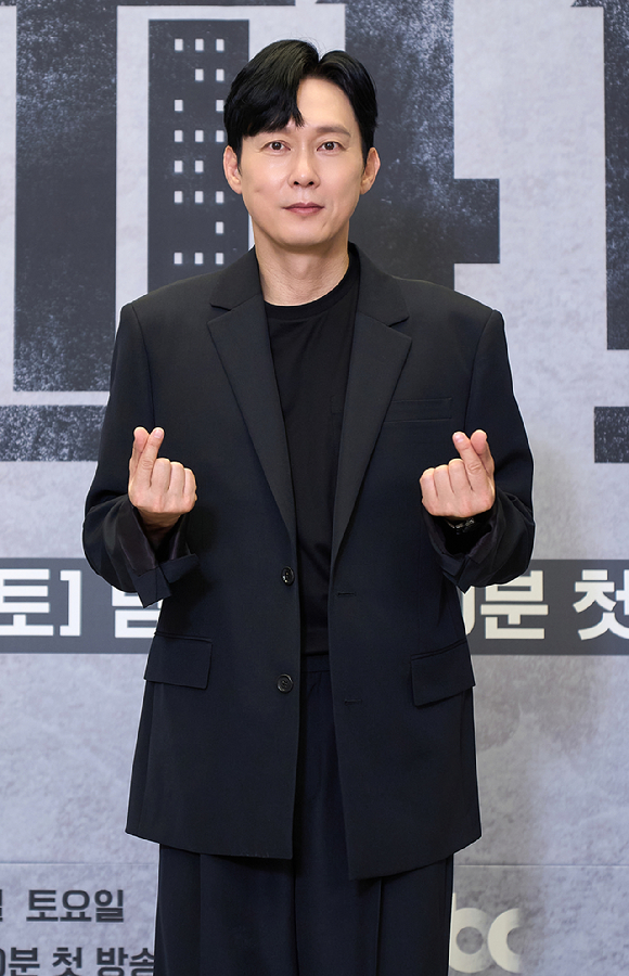 배우 박병은이 10일 온라인으로 진행된 JTBC 새 토일드라마 '아파트' 제작발표회에 참석하고 있다. [사진=JTBC]