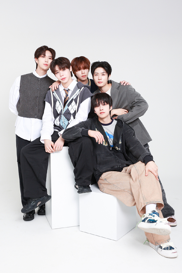 밴드 보이드(송유찬, 조주연, 케빈박, 정지섭, 신노스케)가 인터뷰에 앞서 사진 촬영을 하고 있다. [사진=IX엔터테인먼트]