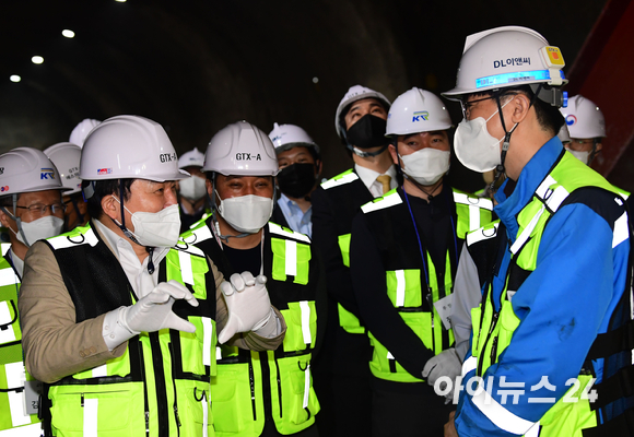 원희룡 제20대대통령직인수위원회 기획위원장이 21일 오전 서울 성동구 광역급행철도(GTX) A노선 6공구 건설현장을 살펴보고 있다. [사진=인수위사진기자단]