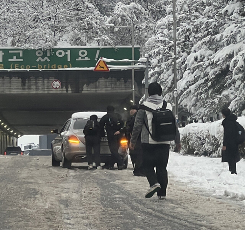 지난 27일 한 온라인 커뮤니티에는 눈길에 도로를 오르지 못하는 차량을 밀어준 학생들의 사연이 소개돼 화제가 됐다. 사진은 커뮤니티 게시글 캡처. [사진=에펨코리아]