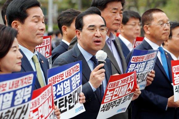 박홍근 더불어민주당 원내대표가 4일 서울 용산 대통령실 인근에서 '쌀값 정상화법' 대통령 거부권 행사 규탄 기자회견 발언을 하고 있다. [사진=뉴시스]