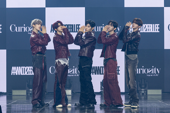 그룹 앤더블(장하오 유승언 리키 김규빈 한유진)이 26일 서울 용산구 블루스퀘어 우리WON뱅킹홀에서 열린 미니 1집 발매 기념 쇼케이스에서 포즈를 취하고 있다. [사진=YH엔터테인먼트]