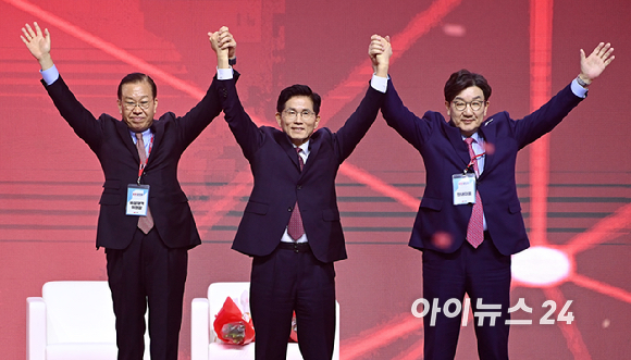 국민의힘 김문수 대선 후보가 3일 오후 경기 일산 킨텍스에서 열린 제5차 전당대회에서 권영세 비대위원장, 권성동 원내대표와 기념촬영을 하고 있다. [사진=곽영래 기자]