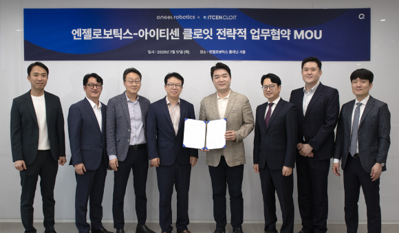 (왼쪽 네번째부터)이세희 아이티센클로잇 대표와 조남민 엔젤로보틱스 대표가 업무협약 체결 후 양사 관계자들이 기념 촬영하고 있다. [사진=아이티센클로잇]