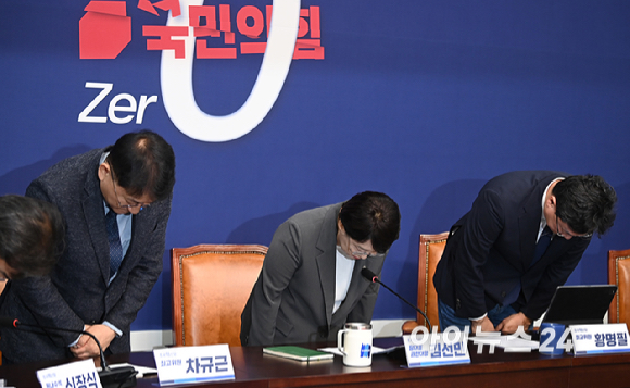 김선민 조국혁신당 당대표 권한대행이 5일 오전 서울 여의도 국회에서 열린 현안관련 기자간담회에서 고개 숙여 사과를 하고 있다. [사진=곽영래 기자]