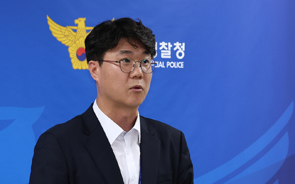 실종사건 허위 종결 혐의로 전날 긴급체포된 부모 경장이 지난달 23일 오후 제주동부경찰서 유치장을 나와 호송차로 이동하고 있다. [사진=연합뉴스]