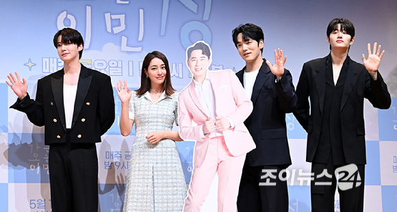 배우 안재현, 이민정, 김재원, 김정현이 16일 서울 여의도 KBS 아트홀에서 열린 KBS 2TV 신규 예능 '가는정 오는정 이민정' 제작발표회에서 포토타임을 갖고 있다. [사진=곽영래 기자]