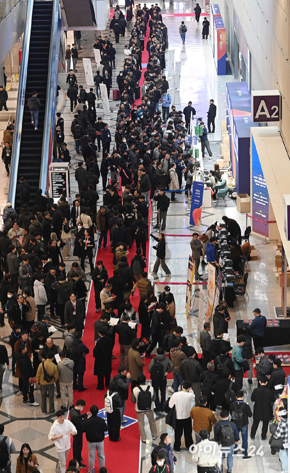 4일 오전 서울 강남구 코엑스에서 열린 2026 스마트공장&middot;자동화산업전(AW2026)에서 관람객들이 입장을 위해 줄을 서고 있다. [사진=곽영래 기자]