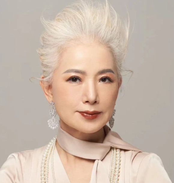 74세의 나이에도 젊은 세대 못지않은 체력과 활기찬 생활을 유지하는 여성의 건강 관리 비결이 화제다. 사진은 잉쯔. [사진=QQ.com]
