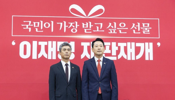 국민의힘 장동혁 대표(오른쪽)가 28일 취임 인사를 위해 국민의힘을 찾은 강신철 국방부 장관을 국회에서 만나 기념 촬영하고 있다. 2026.9.28 [사진=연합뉴스]