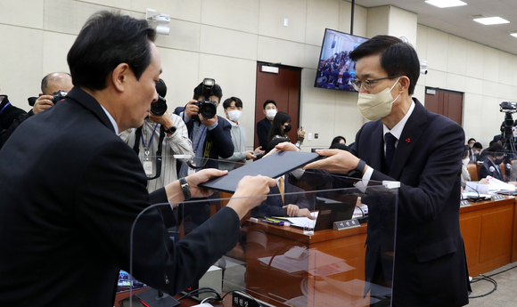 방문규 국무조정실장이 27일 오전 서울 여의도 국회에서 열린 '용산 이태원 참사 진상규명과 재발방지를 위한 국정조사 특별위원회 전체회의'에서 증인 선서문을 우상호 위원장에게 제출하고 있다. [사진=뉴시스]