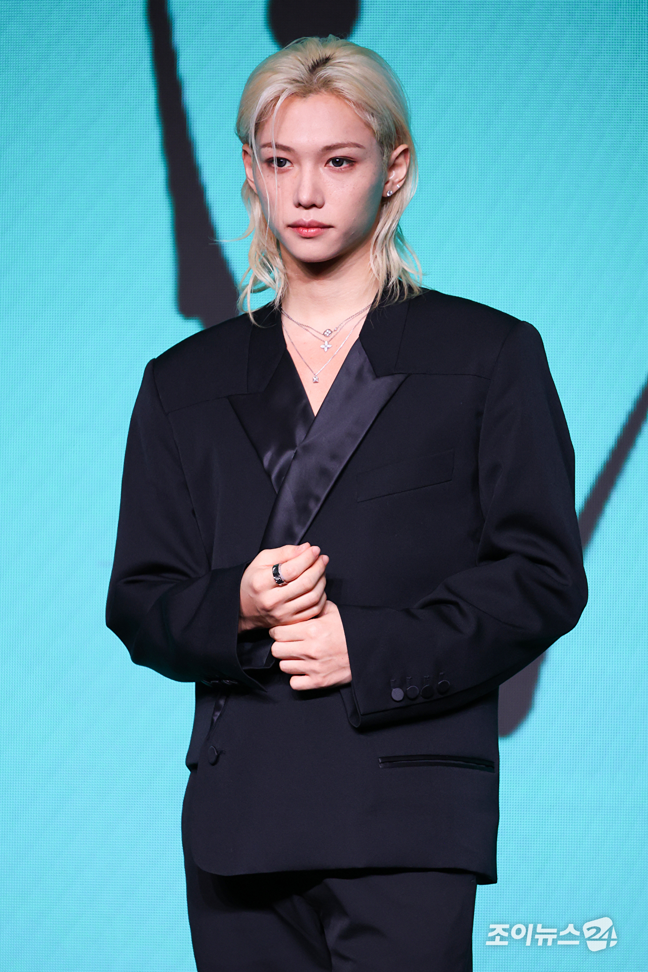 그룹 스트레이 키즈 필릭스가 6일 오후 서울 영등포구 여의도동 콘래드 서울 호텔에서 진행된 스트레이 키즈(Stray Kids) 새 미니앨범 '디스 앤 댓(THIS & THAT)' 발매 기념 기자간담회에 참석해 포즈를 취하고 있다. [사진=문수지 기자]