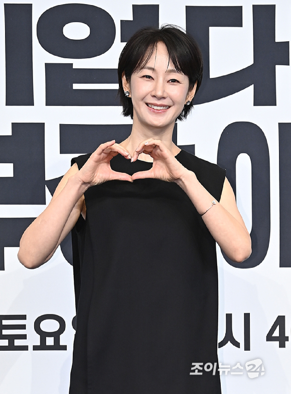 배우 명세빈이 22일 오후 서울 구로구 신도림 더 링크 호텔에서 열린 JTBC 토일드라마 '서울 자가에 대기업 다니는 김 부장 이야기' 제작발표회에서 포토타임을 갖고 있다. [사진=곽영래 기자]