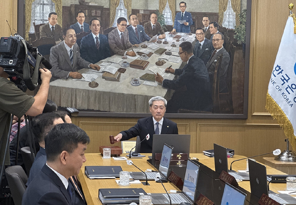 신현송 한국은행 총재가 27일 서울 중구 한국은행에서 열린 금융통화위원회 본회의를 주재하고 있다. [사진=임우섭 기자]