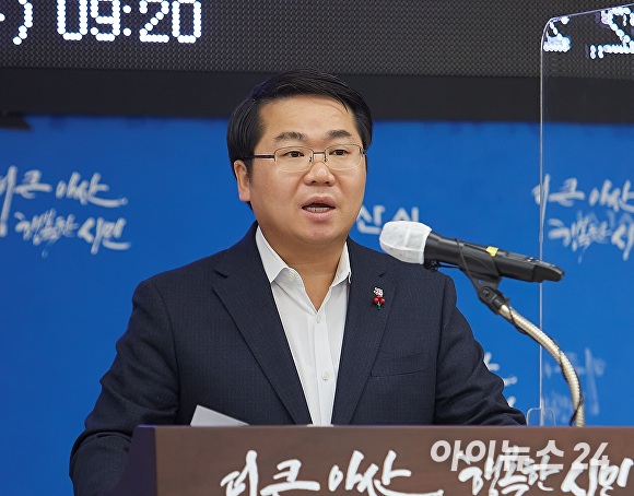 오세현 아산시장이 2일 송년 브리핑을 열고 올해 시정성과에 대해 설명하고 있다. [사진=정종윤 기자.]