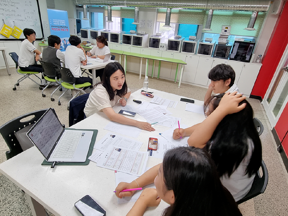 경기 시흥 소재 군자디지털과학고 학생들이 진로 취업 교육을 듣고 있다. [사진=한국공대]