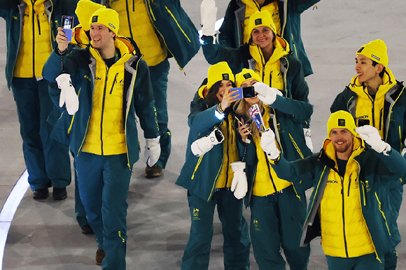 2026 밀라노 코르티나 동계올림픽 개막식이 펼쳐진 밀라노 산 시로 올림픽 스타디움에서 '갤럭시 S25 울트라'로 행사를 촬영하는 모습. [사진=게티이미지]