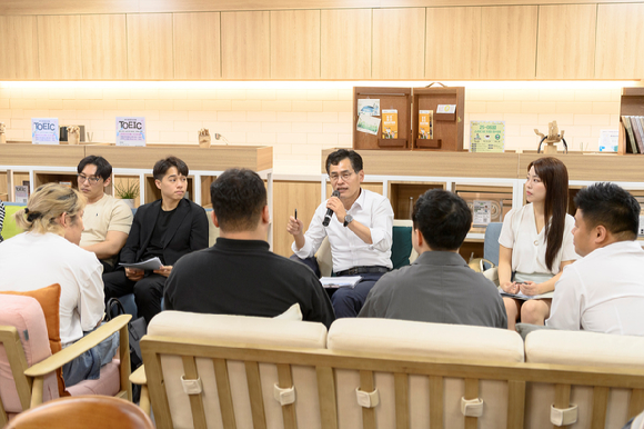 지역 청년들과 토론하고 있는 이기재 양천구청장. [사진=양천구]