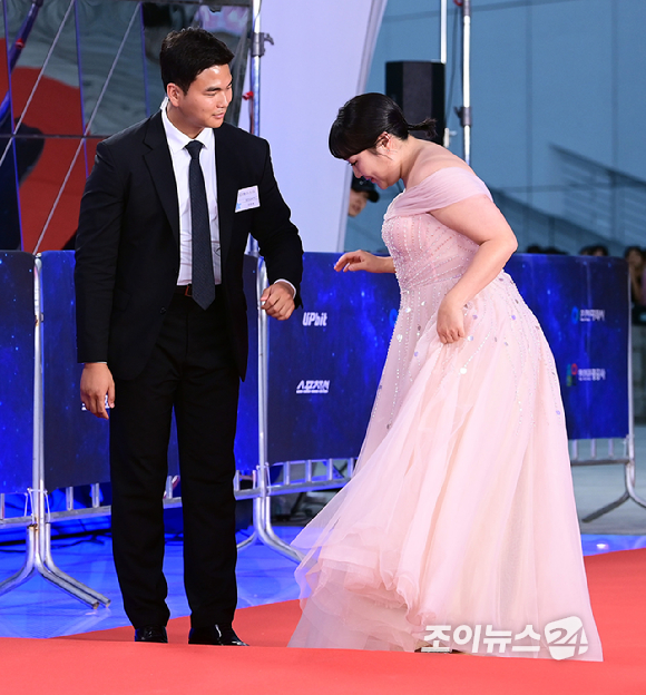 코미디언 이수지가 18일 오후 인천광역시 파라다이스 시티에서 열린 제4회 청룡시리즈어워즈 레드카펫 행사에 참석하고 있다. [사진=정소희 기자]