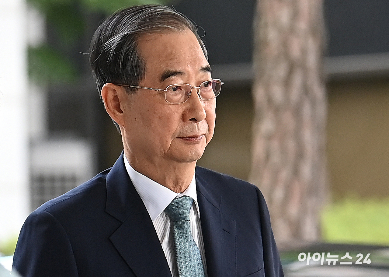 한덕수 전 총리가 19일 오전 서울 서초구 서울고검에 마련된 내란 특검팀(특별검사 조은석) 사무실에 조사를 받기 위해 출석하고 있다. [사진=곽영래 기자]