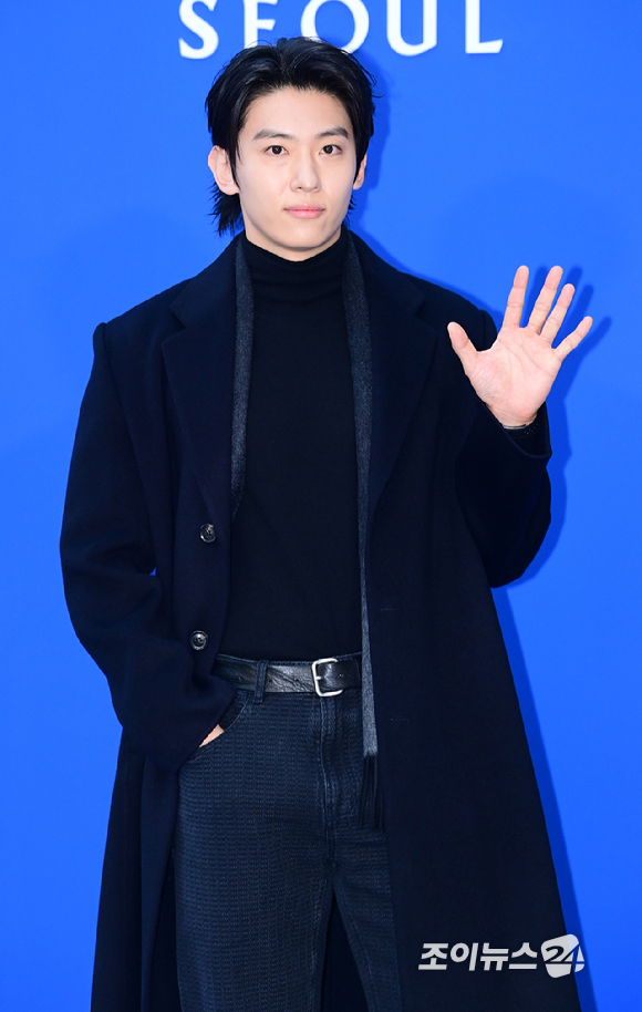 방송인 덱스가 5일 오후 서울 강남구 청담동에서 열린 타임 서울 플래그십 스토어 오픈 기념 포토월 행사에 참석하고 있다. [사진=정소희 기자]