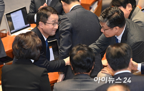 한병도 더불어민주당 원내대표가 3일 국회 본회의에서 교섭단체 대표연설을 마친 뒤 동료 의원들과 악수를 하고 있다. [사진=곽영래 기자]