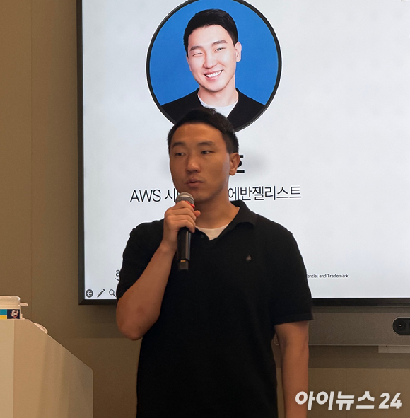 윤석찬 AWS 수석 테크에반젤리스트가 'AI 시대, AWS 커뮤니티를 통한 개발자 성장' 기자간담회에서 발표를 하고 있다. [사진=최효경 기자]
