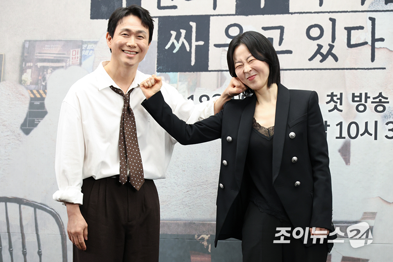 배우 오정세, 강말금이 17일 오후 서울 마포구 상암동 스탠포드 호텔에서 열린 JTBC 새 토일드라마 '모두가 자신의 무가치함과 싸우고 있다' 제작발표회에 참석해 포즈를 취하고 있다. [사진=문수지 기자]