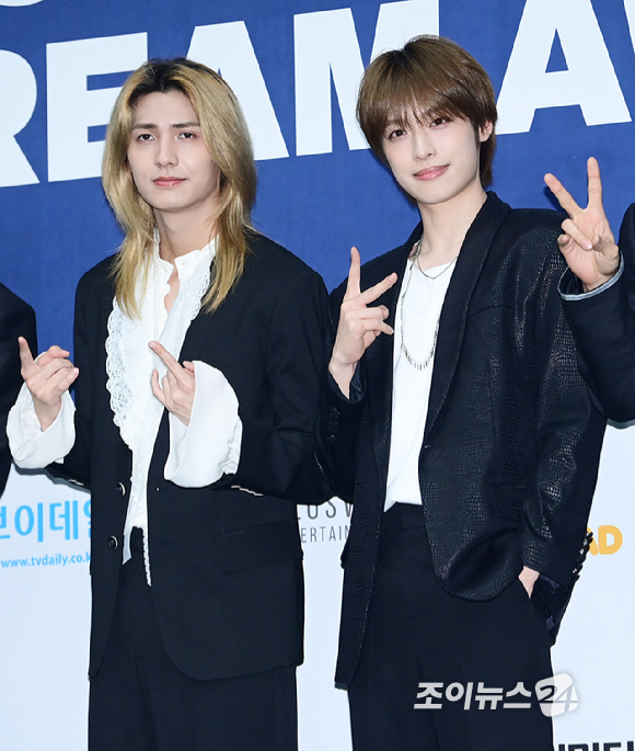 그룹 엑스디너리 히어로즈(Xdinary Heroes)가 21일 오후 서울 잠실실내체육관에서 열린 '2025 케이 월드 드림 어워즈'(2025 K WORLD DREAM AWARDS)에 블루카펫 행사에 참석하고 있다. [사진=정소희 기자]