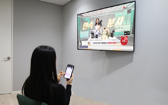 롯데홈쇼핑 '300초 숏핑'이 중계되는 장면. [사진=롯데홈쇼핑]