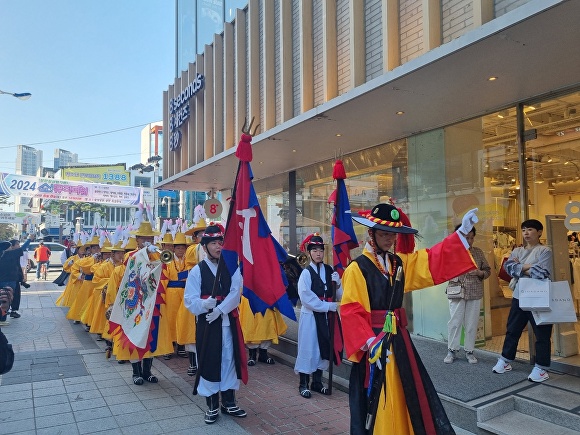 충북에너지고등학교 취타대 학생들이 1일 청주 성안길 일원에서 열린 ‘충청도병마절도사 부임 축하 야행 개막 길놀이 공연’에서 조선시대 당시의 거리 행진을 재현했다. [사진=충북교육청]