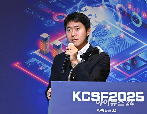 클라우드 기술 혁신의 현재와 미래를 점검하는 '대한민국 클라우드/SaaS 포럼 2025'(KCSF 2025)이 30일 서울 여의도 FKI타워 그랜드 볼룸에서 열렸다. 장기철 과학기술정보통신부 인터넷진흥과장이 'AI 시대 클라우드 정책방향'을 주제로 강연하고 있다. [사진=곽영래 기자]