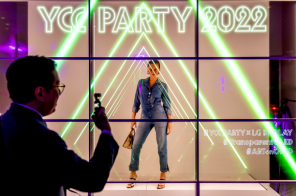 구겐하임 YCC 파티에 설치된 LG디스플레이 투명 OLED 포토월 [사진=LG디스플레이]